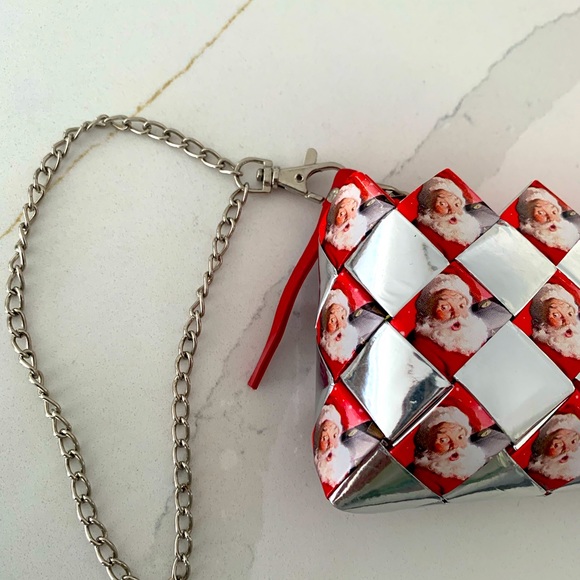 A lovely new Santa clutch with chain wristlet - Picture 5 of 5